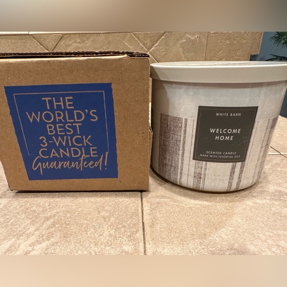 White Barn candle in the scent “Welcome Home” - Picture 2 of 3